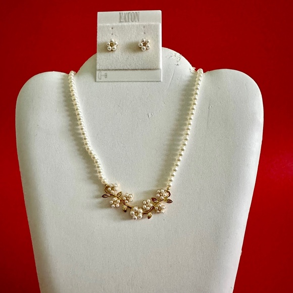 New Pearl design necklace and Earrings set - Picture 2 of 6